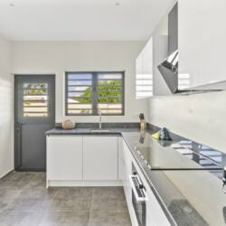 Fully equipped modern kitchen at Villa Blenchi Curaçao near Mambo Beach