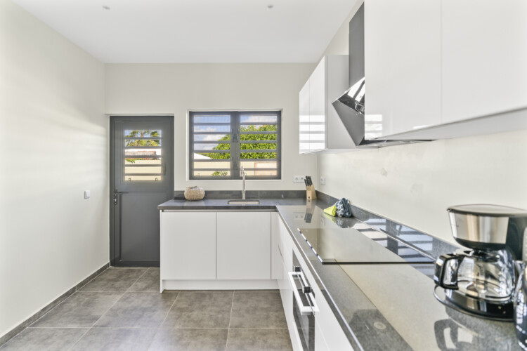 Fully equipped modern kitchen at Villa Blenchi Curaçao near Mambo Beach