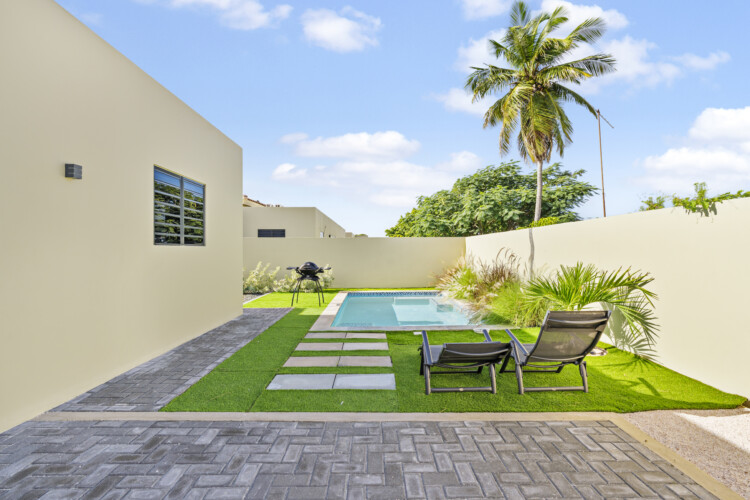 Private garden and lounge area at Villa Blenchi Curaçao near Mambo Beach
