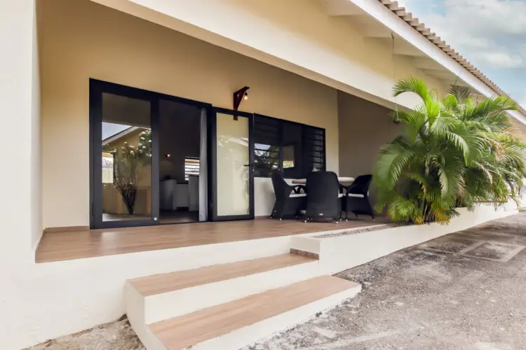 Private terrace with outdoor seating at vacation rental in Curaçao – BookCuracao.com