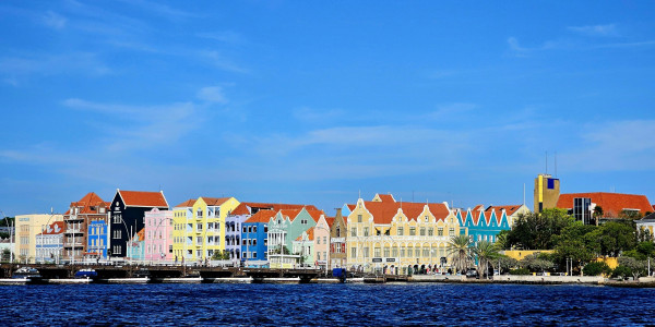 Colorful Handelskade waterfront houses in Willemstad, Curaçao – BookCuracao.com